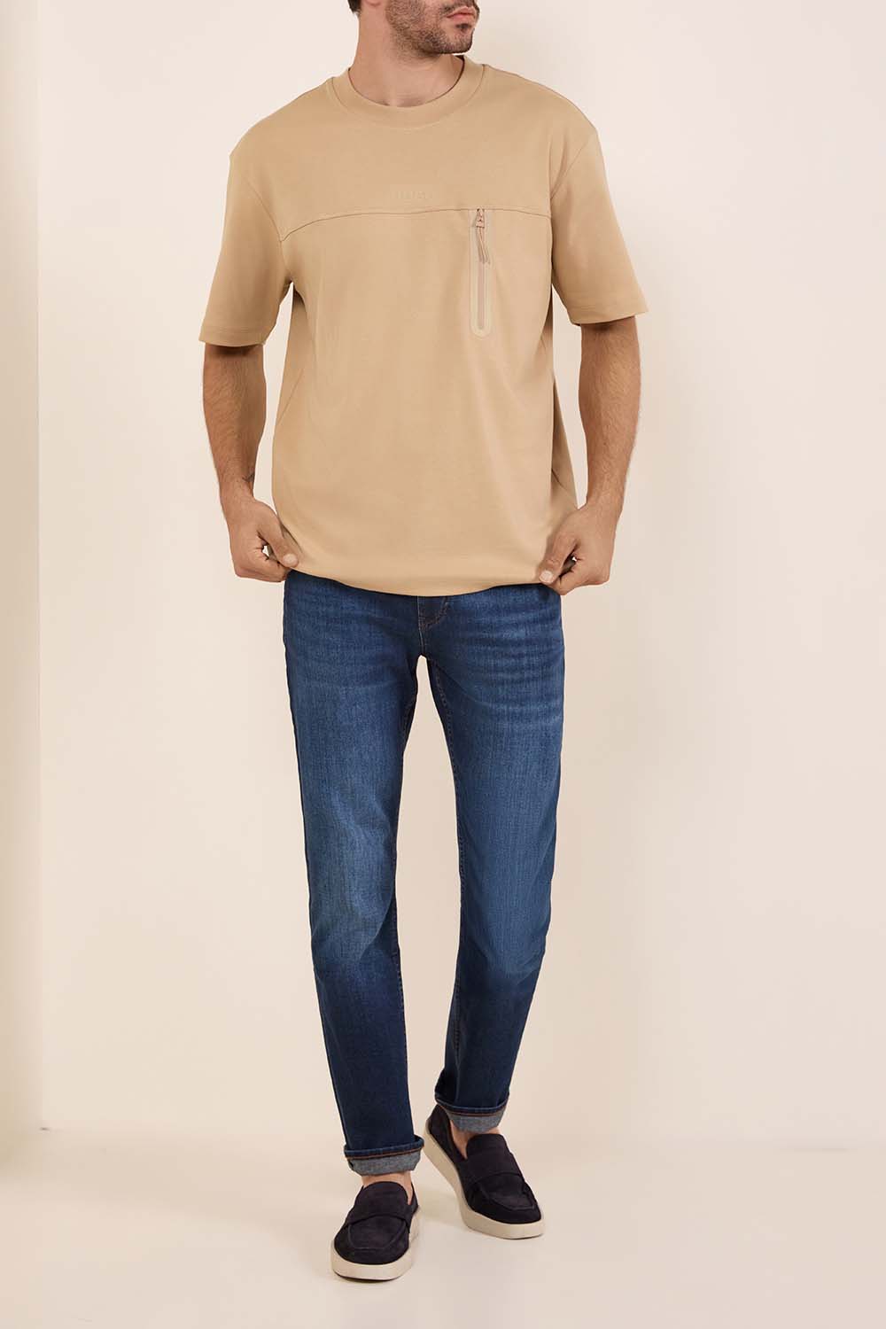 תמונת כל הלוק של חולצת טי